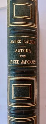 un livre posé sur une table
