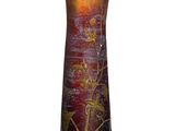 un vase avec un tableau posé sur une table