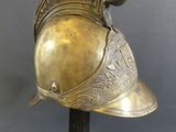 casque d'un soldat romain posé sur un socle, sur fond gris