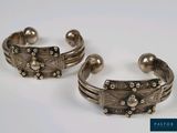 deux bracelets manchette en argent ornés de perles, posés sur un fond blanc
