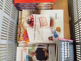 de nombreux livres dans le panier posé sur la table