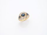 une bague en or 18 carats sertie de saphirs et de diamants