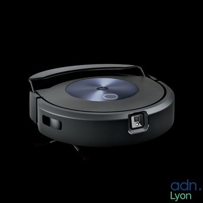 une image représentant un aspirateur robot sur fond noir