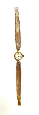 une montre en or avec une chaîne, sur fond blanc