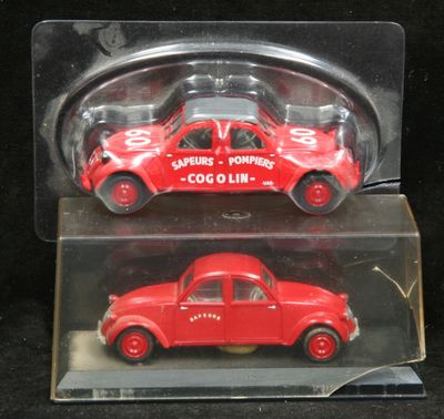 une voiture rouge et une voiture rouge dans une boîte transparente
