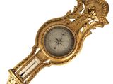 une image représentant une horloge dorée sur fond blanc, avec un fond blanc
