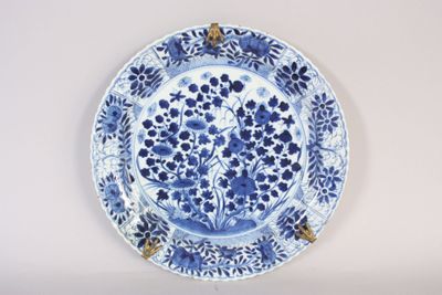 une assiette bleue et blanche ornée de fleurs bleues