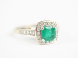 bague en émeraude et diamant sur fond blanc