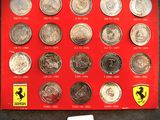 une photo d'une vitrine remplie de pièces de monnaie
