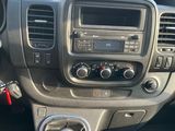 le tableau de bord d'une voiture, avec une radio et un volant