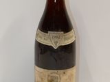 une bouteille de vin posée sur une table