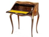 une photo d'un petit bureau au plateau jaune