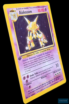 gros plan d'une carte pokemon sur fond noir