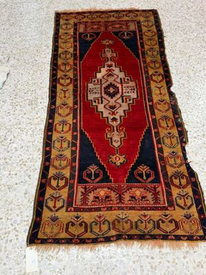 Tapis fait main à décor géométrique.