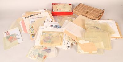 de nombreux types de timbres et d'enveloppes sur la table