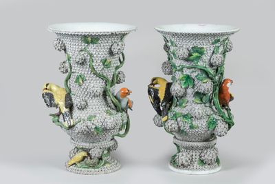 deux vases décorés d'oiseaux