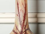 un vase posé sur une table