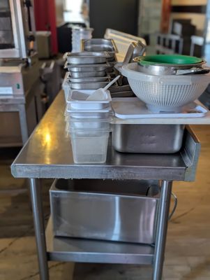 une table en métal sur laquelle est posé un bol contenant de la nourriture