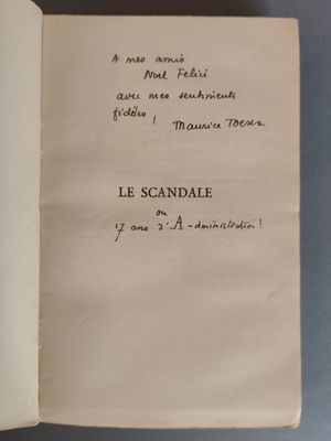 un livre ouvert avec une écriture dessus, posé sur une table