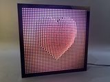 un gros plan d'une lampe posée sur une table
