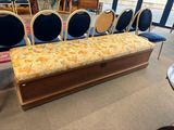 un long banc entouré de plusieurs chaises