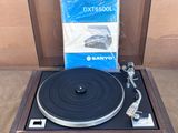 un tourne-disque posé sur une table en bois