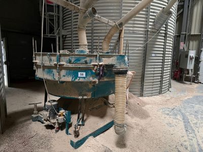 une machine qui est à l'abandon dans la boue