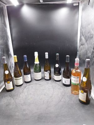 des bouteilles de vin sont alignées sur un comptoir