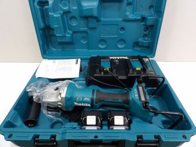 une image représentant une boîte à outils bleue contenant des outils