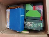 une boîte en carton remplie de livres et d'autres objets