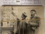 une vieille photo montrant un homme et une femme debout devant une affiche