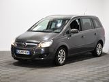 La petite camionnette grise est garée dans une pièce au sol carrelé.