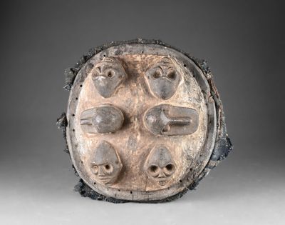 un gros plan sur une œuvre d'art sur laquelle figurent de nombreux visages