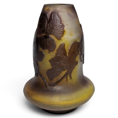 un vase orné d'un motif marron et jaune