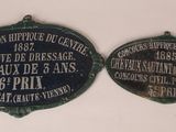 deux plaques fixées au mur d'un bâtiment dans un musée