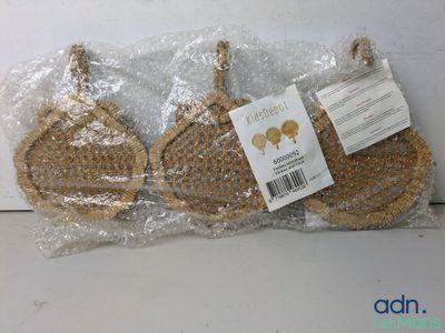 trois morceaux de pain sont emballés dans des sachets en plastique sur une table