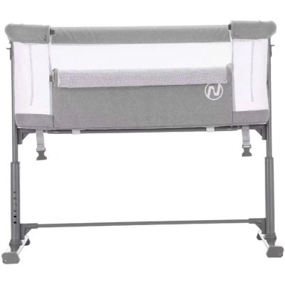 le lit de bébé est en métal et est recouvert d'un filet