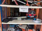 une étagère avec des outils et une pancarte dessus