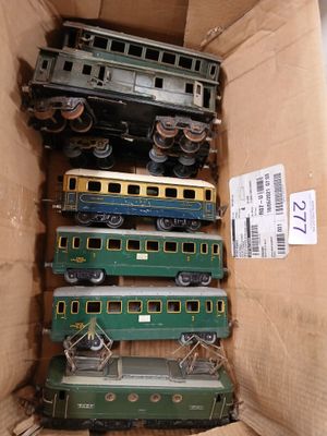 une boîte contenant tout un tas de petits trains