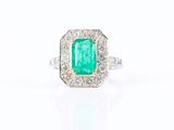 une bague en émeraude et diamant