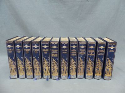 un coffret de six livres aux bordures dorées et aux couvertures bleues