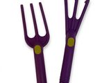une fourchette en plastique violette et un ensemble de fourchettes avec un poisson sur le manche