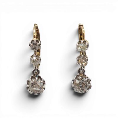 une paire de boucles d'oreilles en diamant sur fond blanc