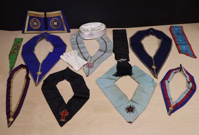 Lot de 10 écharpes maçonniques , manchettes , gants et toque…