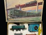 une boîte contenant un train sur une table