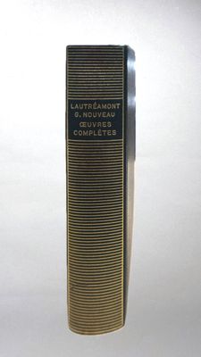 gros plan d'un livre sur une table à fond blanc