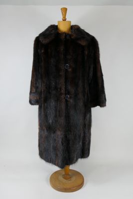 une image d'un manteau de fourrure sur un mannequin