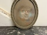 tableau représentant un homme coiffé d'un chapeau, assis devant un mur blanc