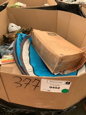 une boîte en carton contenant une boîte remplie d'objets