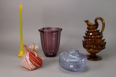 trois vases de couleurs différentes et un bougeoir sur la table